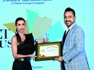 coach-ameet-parekh-being-felicitated-by-malaika-arora-as-pioneer-in-business-coaching-during-the-et-business-icon-awards-2020- (1)